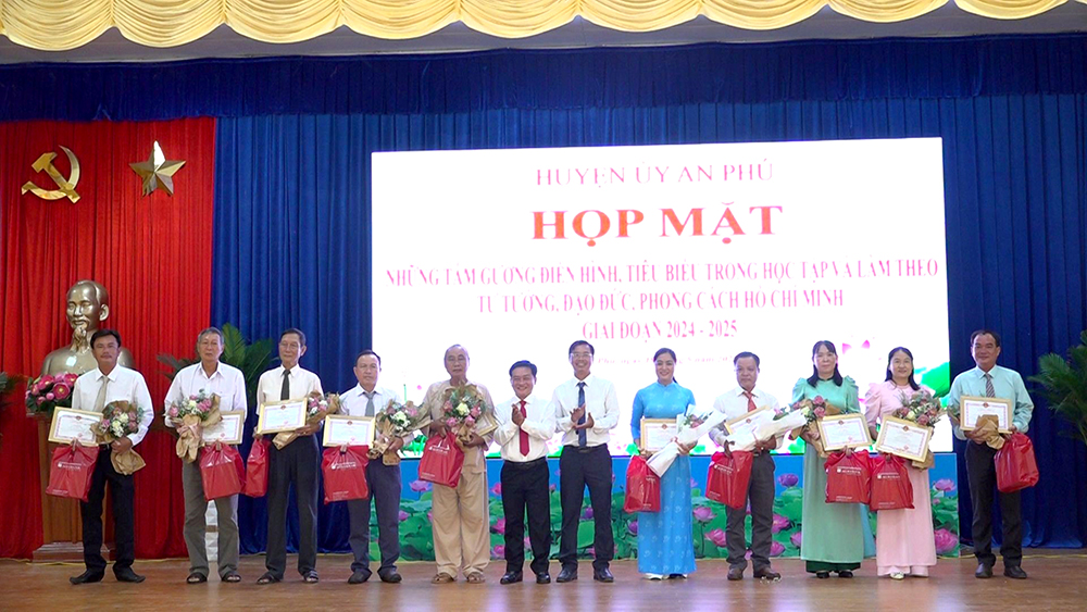 An Phú họp mặt gương điển hình trong học tập và làm theo Bác