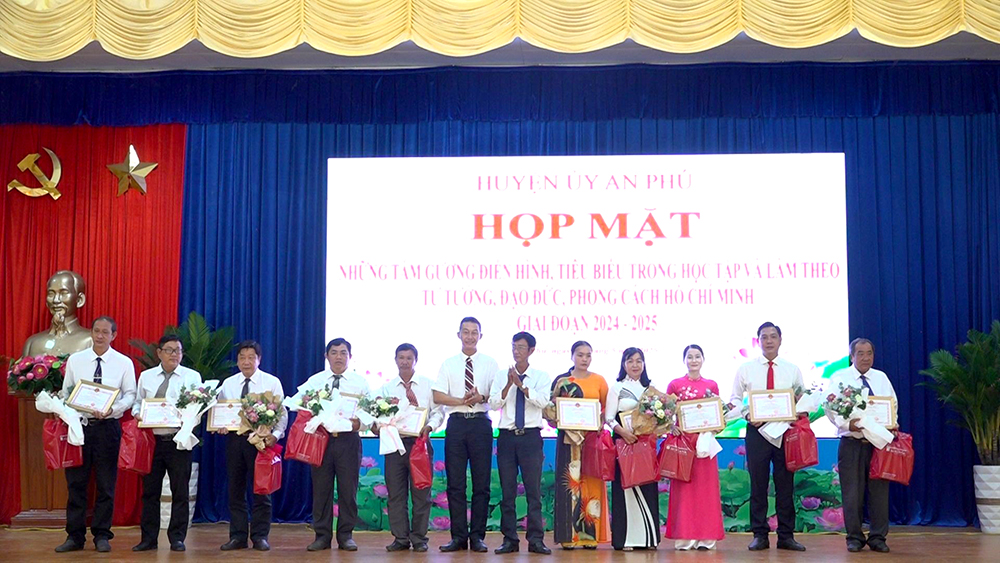 An Phú họp mặt gương điển hình trong học tập và làm theo Bác