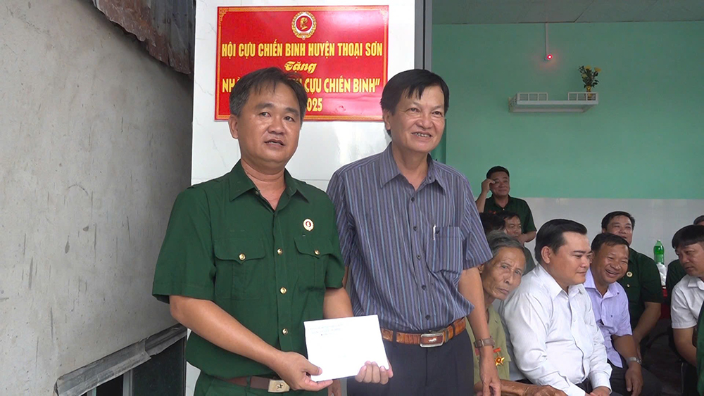 Bàn giao nhà Nghĩa tình Cựu chiến binh ở xã Vọng Đông