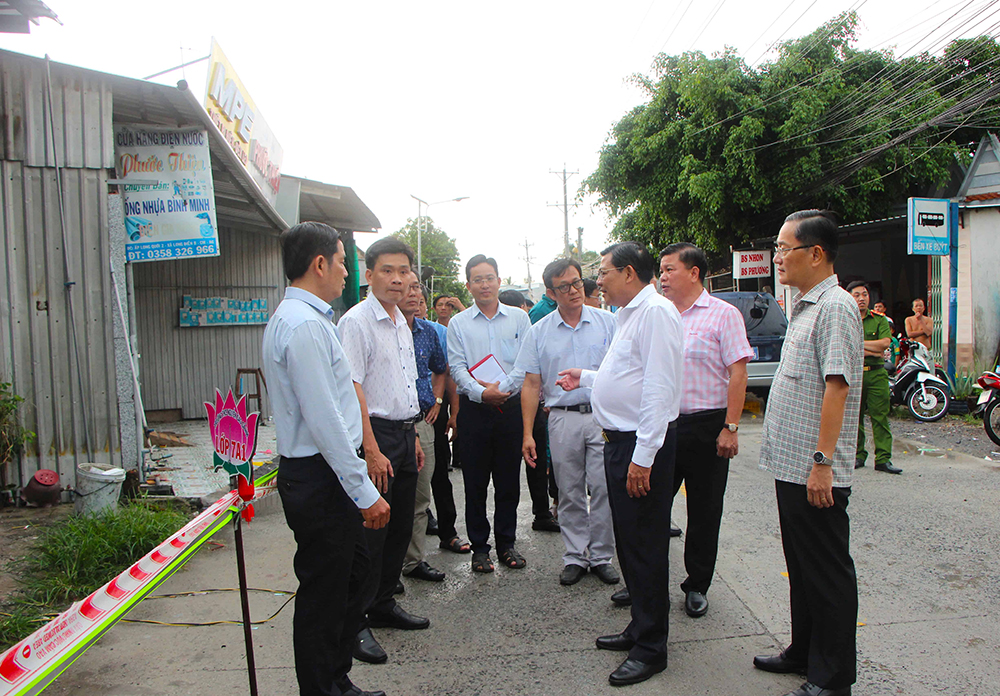 Phó Chủ tịch UBND tỉnh An Giang Ngô Công Thức khảo sát sạt lở ở huyện Chợ Mới