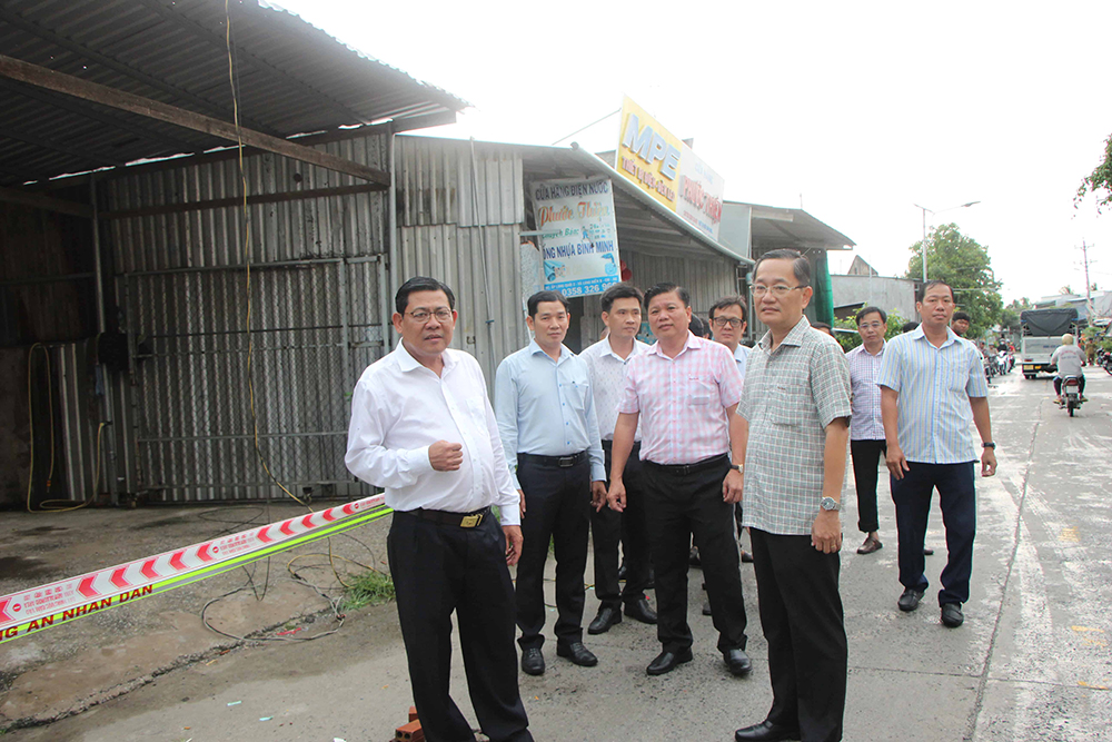 Phó Chủ tịch UBND tỉnh An Giang Ngô Công Thức khảo sát sạt lở ở huyện Chợ Mới