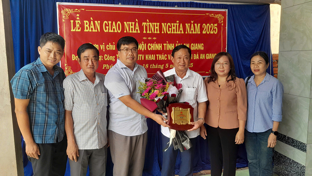Ban Nội chính Tỉnh ủy bàn giao nhà Tình nghĩa tại huyện Phú Tân