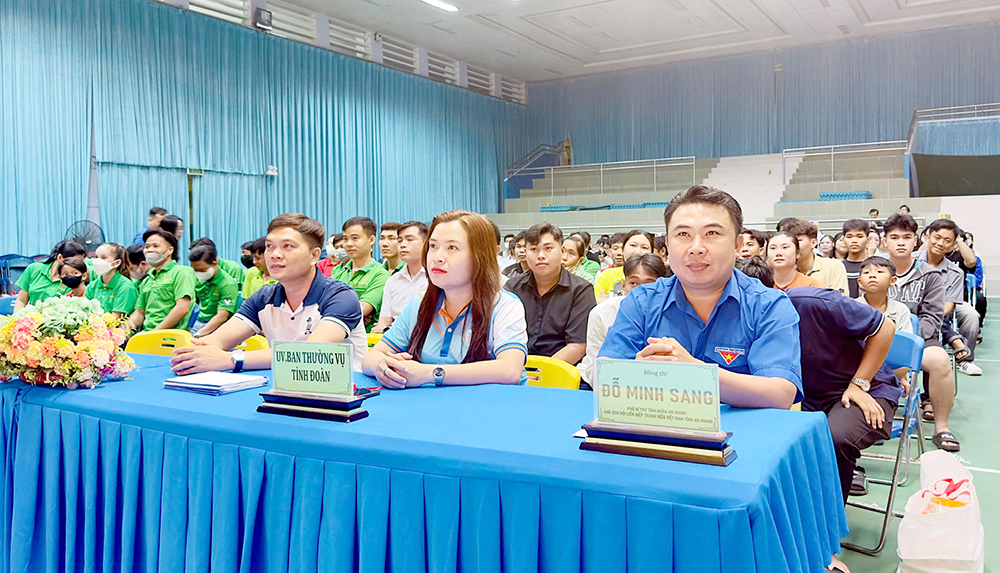 Tỉnh đoàn trao tặng 100 phần quà cho thanh niên công nhân