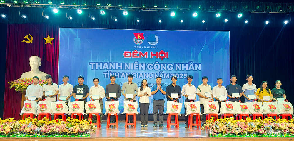 Tỉnh đoàn trao tặng 100 phần quà cho thanh niên công nhân