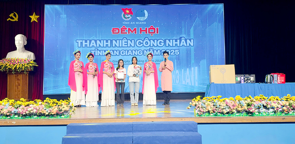 Tỉnh đoàn trao tặng 100 phần quà cho thanh niên công nhân