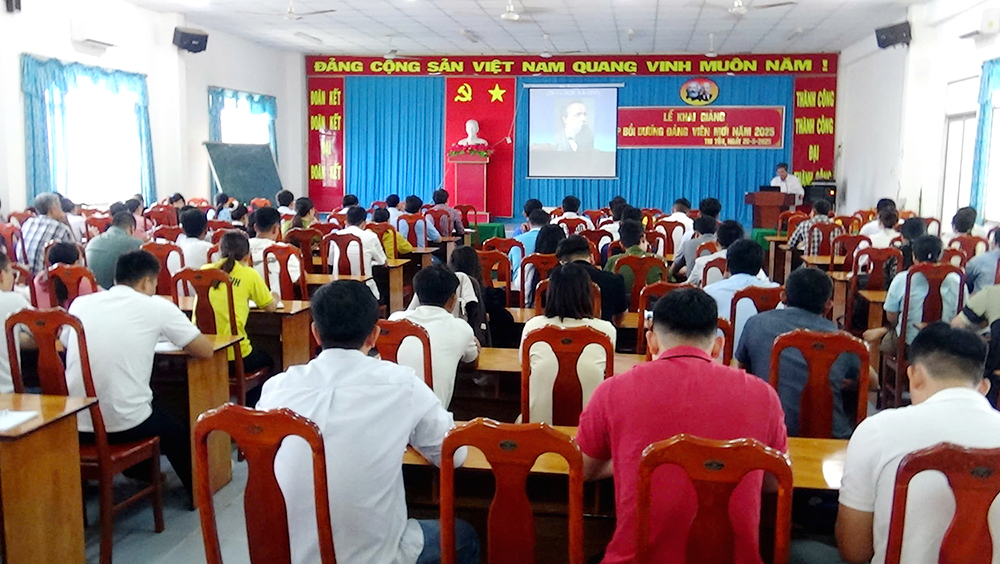 Tri Tôn tổ chức lớp bồi dưỡng đảng viên mới năm 2025