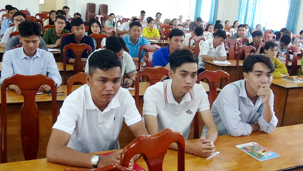 Tri Tôn tổ chức lớp bồi dưỡng đảng viên mới năm 2025