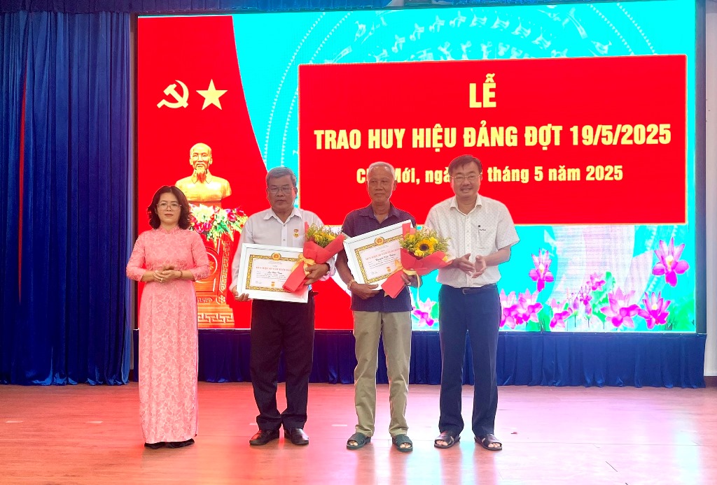 Chợ Mới trao huy hiệu Đảng đợt 19/5