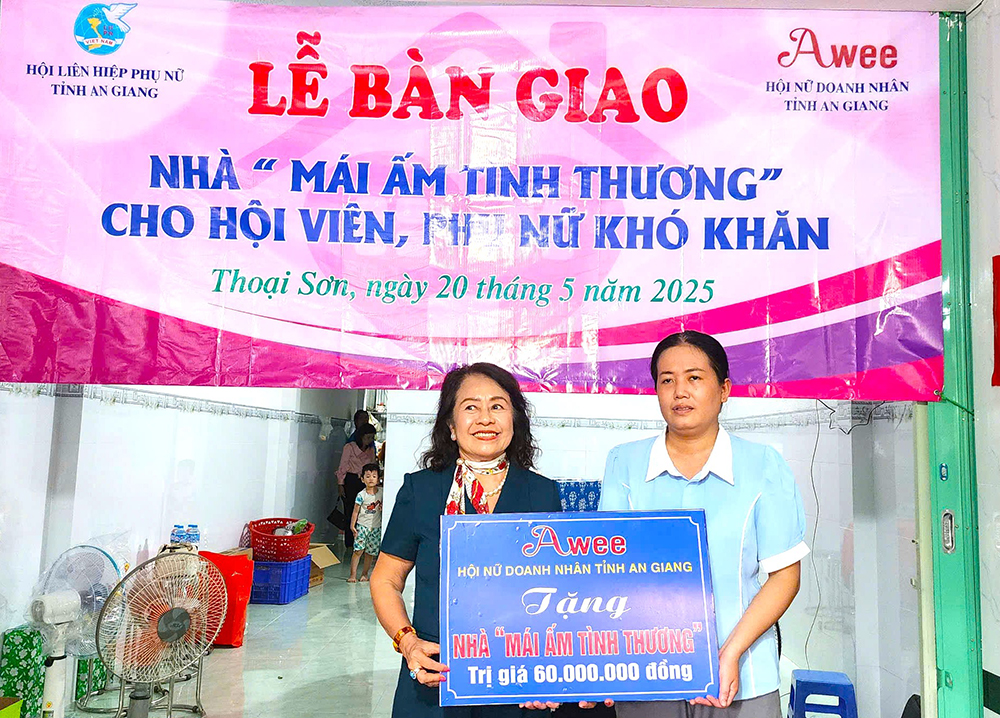 Hội Nữ doanh nhân An Giang trao “Mái ấm tình thương" cho hội viên phụ nữ khó khăn