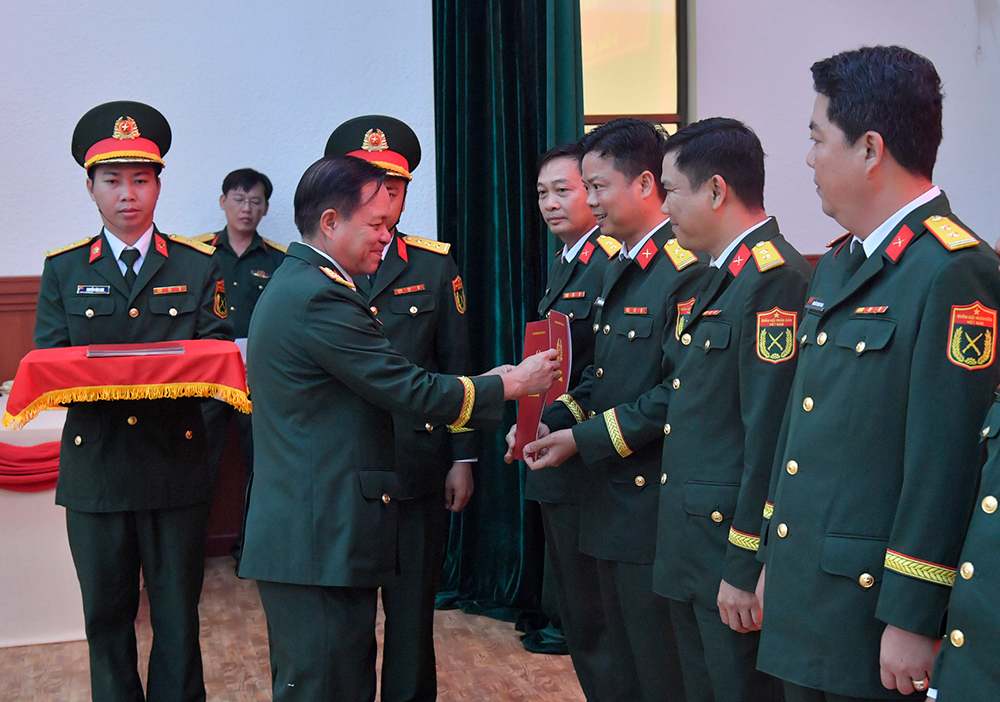 Bộ Chỉ huy Quân sự tỉnh An Giang trao quân hàm cán bộ