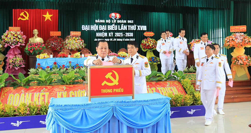 Thiếu tướng Nguyễn Minh Triều dự Đại hội đại biểu Đảng bộ Lữ đoàn 962 lần thứ XVIII