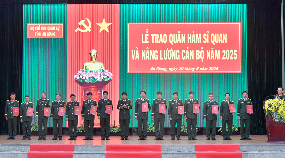 Bộ Chỉ huy Quân sự tỉnh An Giang trao quân hàm cán bộ