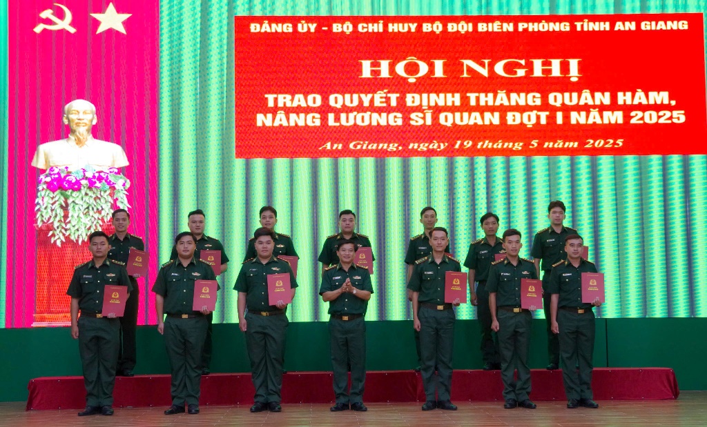 Trao quyết định thăng quân hàm, nâng lương sĩ quan Biên phòng An Giang