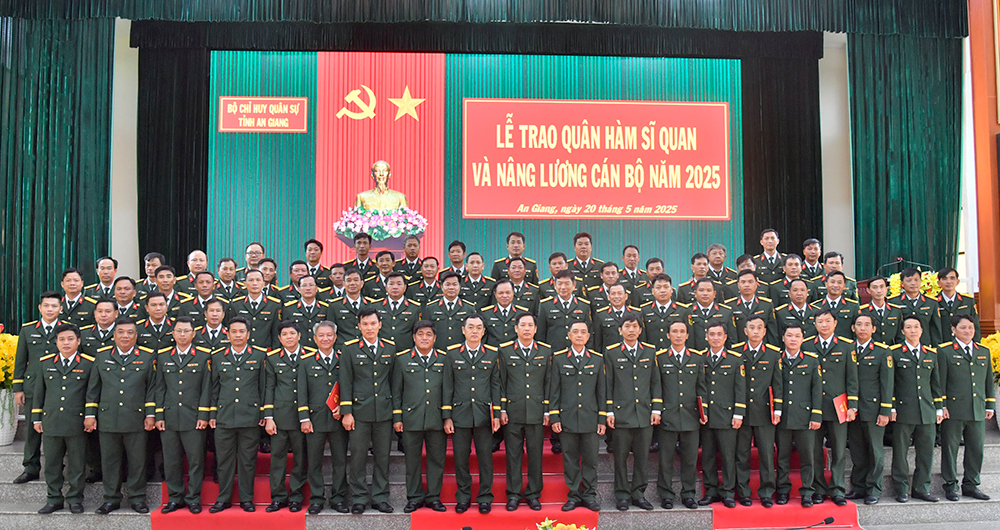 Bộ Chỉ huy Quân sự tỉnh An Giang trao quân hàm cán bộ