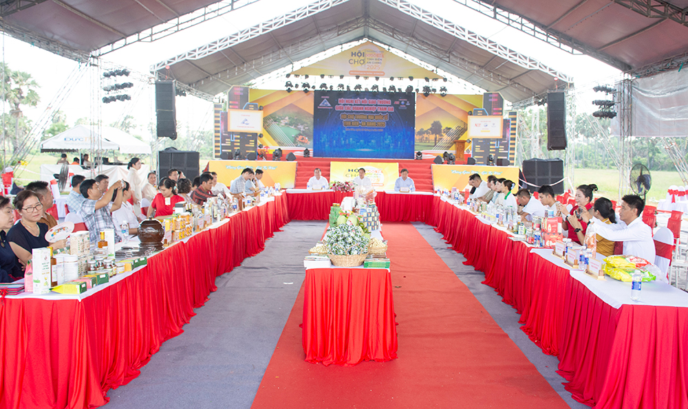 Kết nối giao thương giữa các doanh nghiệp tham gia Hội chợ Thương mại Quốc tế Tịnh Biên - An Giang năm 2025