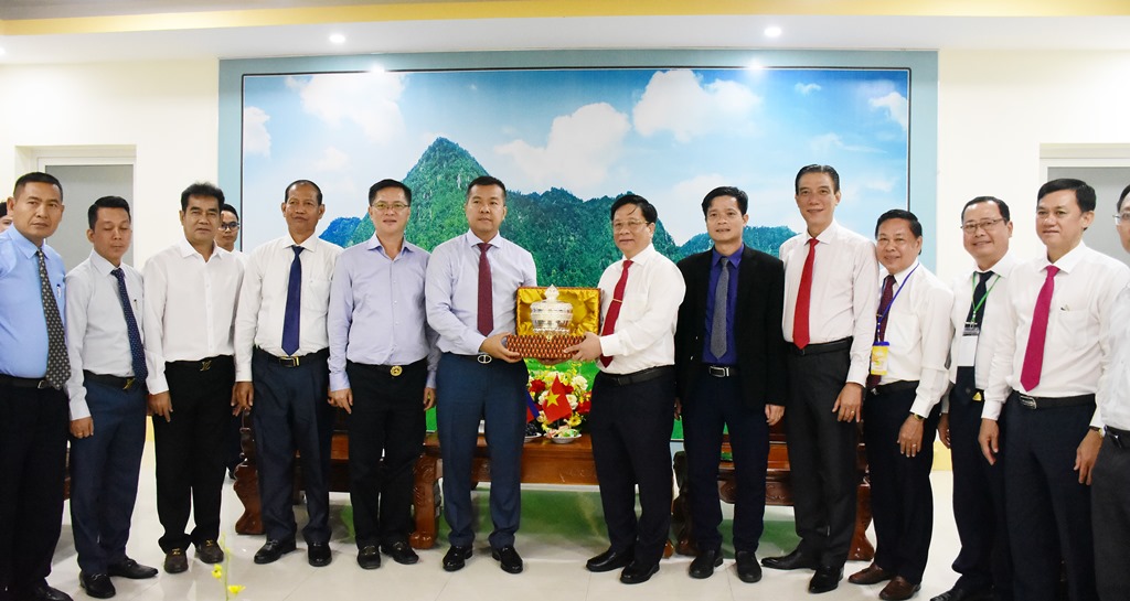 Chủ tịch UBND tỉnh An Giang Hồ Văn Mừng tiếp đoàn công tác Campuchia đến chào xã giao