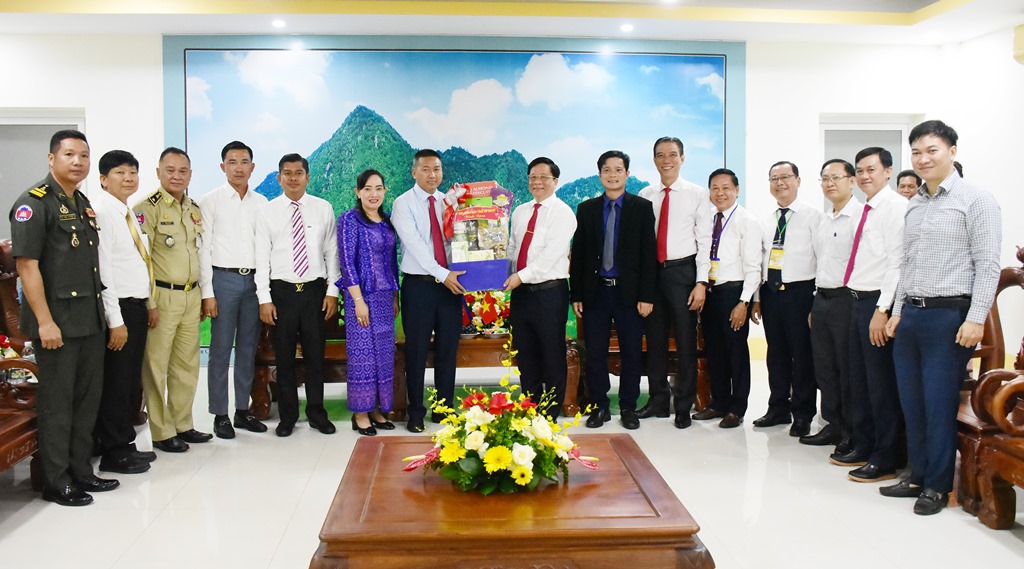 Chủ tịch UBND tỉnh An Giang Hồ Văn Mừng tiếp đoàn công tác Campuchia đến chào xã giao