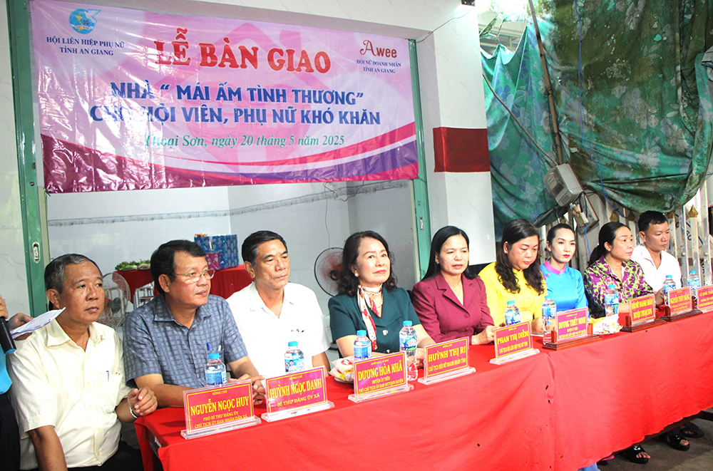 Hội Nữ doanh nhân An Giang trao “Mái ấm tình thương" cho hội viên phụ nữ khó khăn