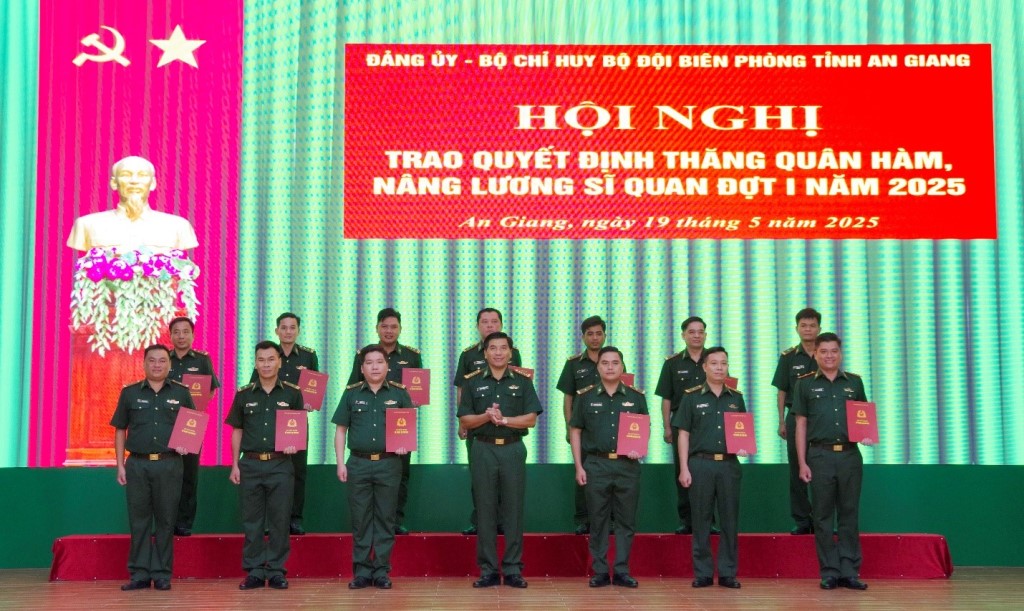 Trao quyết định thăng quân hàm, nâng lương sĩ quan Biên phòng An Giang