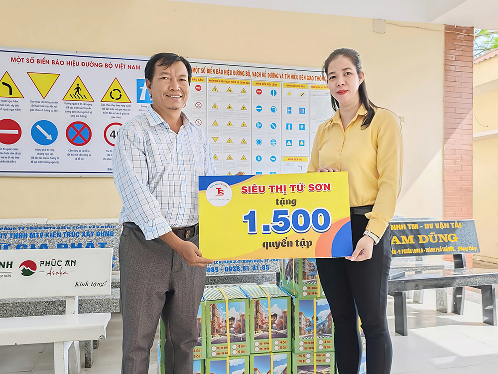 Chuyến xe đồng hành cùng giáo dục của Siêu thị Tứ Sơn
