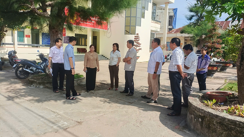Chủ tịch UBND huyện Phú Tân kiểm tra tiến độ thi công các công trình trọng điểm