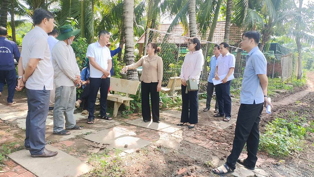 Chủ tịch UBND huyện Phú Tân kiểm tra tiến độ thi công các công trình trọng điểm