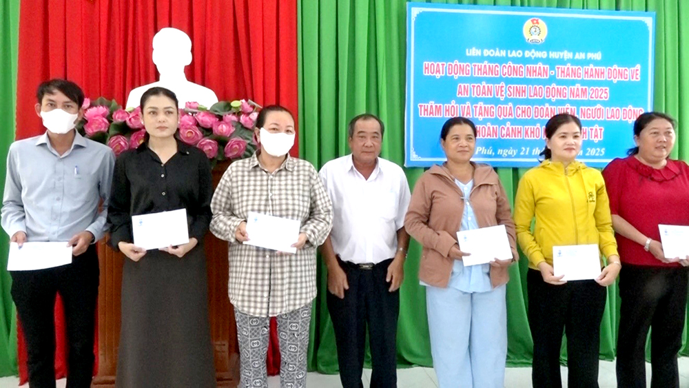 Liên đoàn Lao động huyện An Phú tặng quà đoàn viên, người lao động hoàn cảnh khó khăn