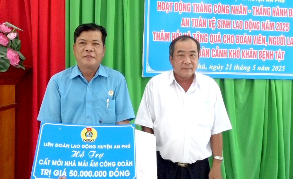 Liên đoàn Lao động huyện An Phú tặng quà đoàn viên, người lao động hoàn cảnh khó khăn
