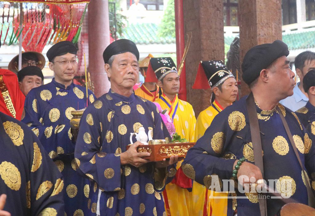 Thỉnh nhân thần về miếu thờ thiên thần