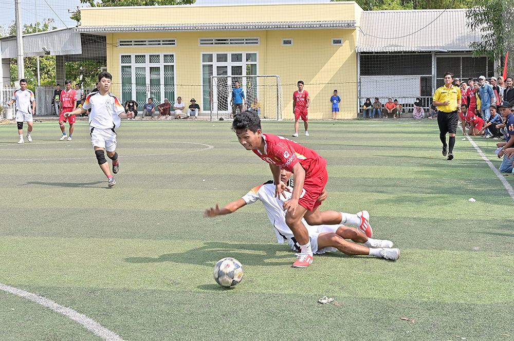 Bóng đá phong trào phát triển rộng khắp
