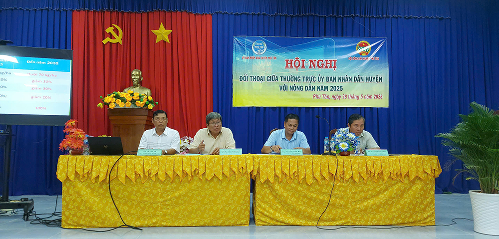 Thường trực UBND huyện Phú Tân đối thoại với nông dân