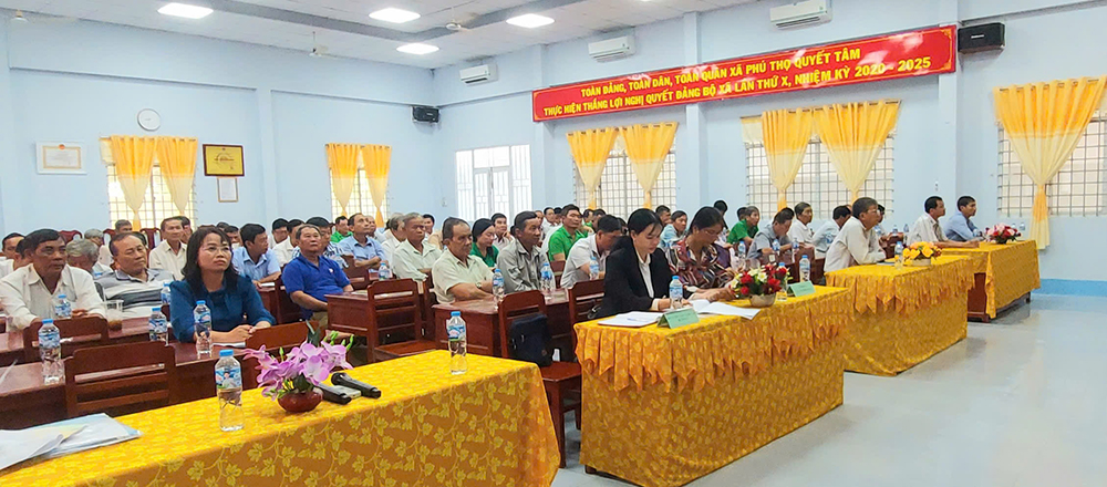 Thường trực UBND huyện Phú Tân đối thoại với nông dân