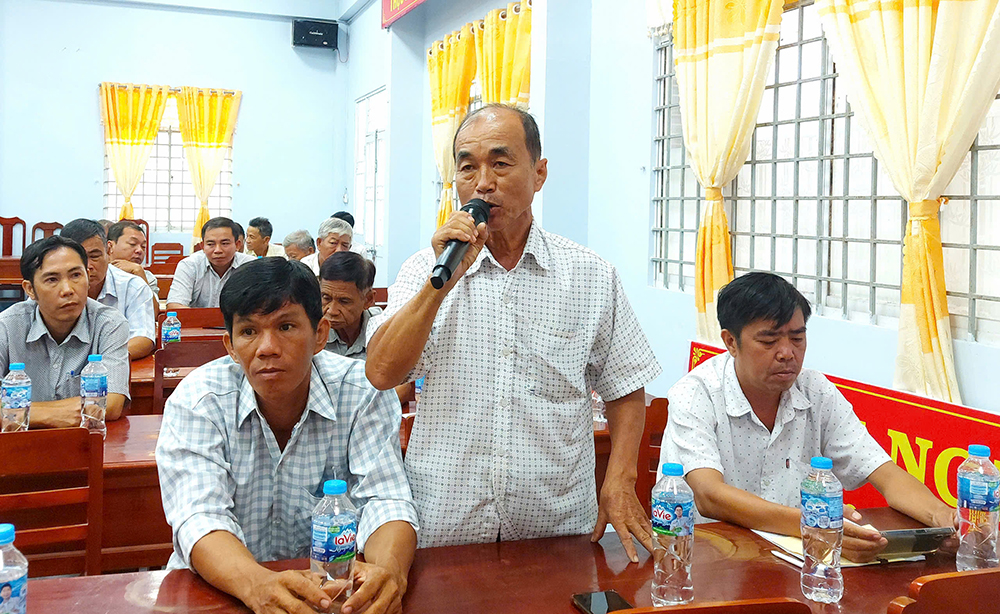 Thường trực UBND huyện Phú Tân đối thoại với nông dân