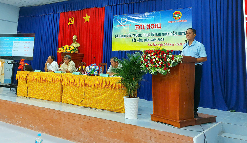 Thường trực UBND huyện Phú Tân đối thoại với nông dân