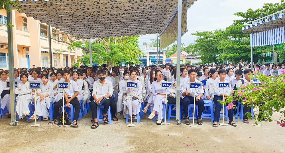 Lãnh đạo TX. Tịnh Biên dự lễ tổng kết năm học tại các điểm trường