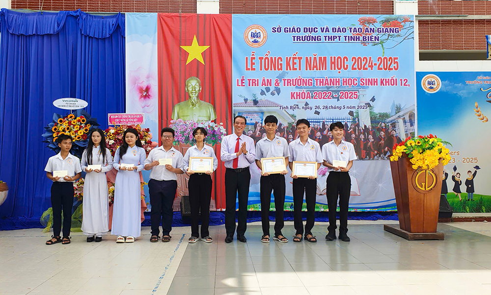 Lãnh đạo TX. Tịnh Biên dự lễ tổng kết năm học tại các điểm trường
