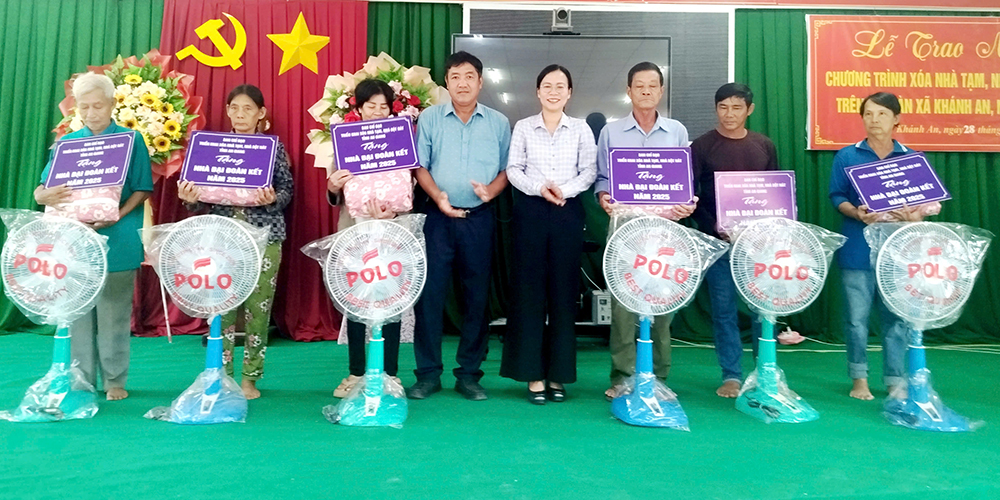 Xã Khánh An bàn giao nhà Chương trình xóa nhà tạm, nhà dột nát