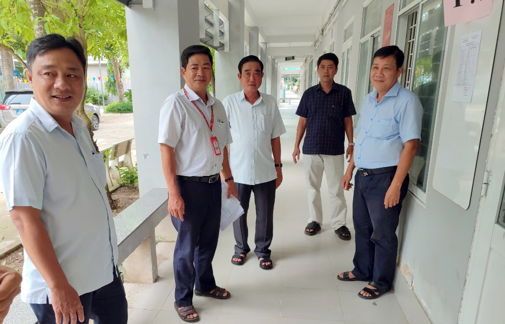 Lãnh đạo huyện Phú Tân kiểm tra công tác chuẩn bị Kỳ thi tuyển sinh 10 và THPT