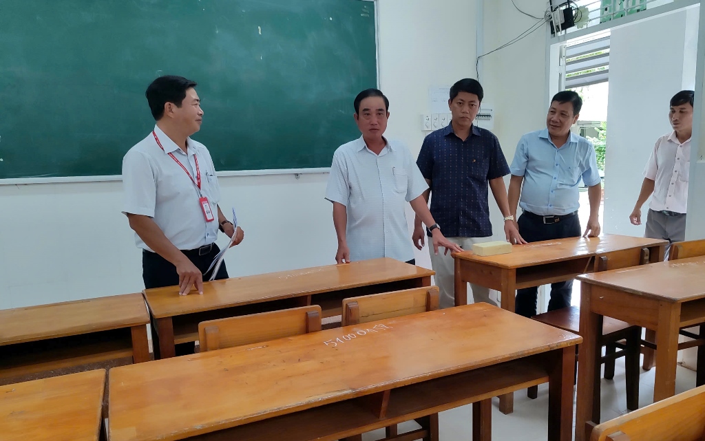 Lãnh đạo huyện Phú Tân kiểm tra công tác chuẩn bị Kỳ thi tuyển sinh 10 và THPT