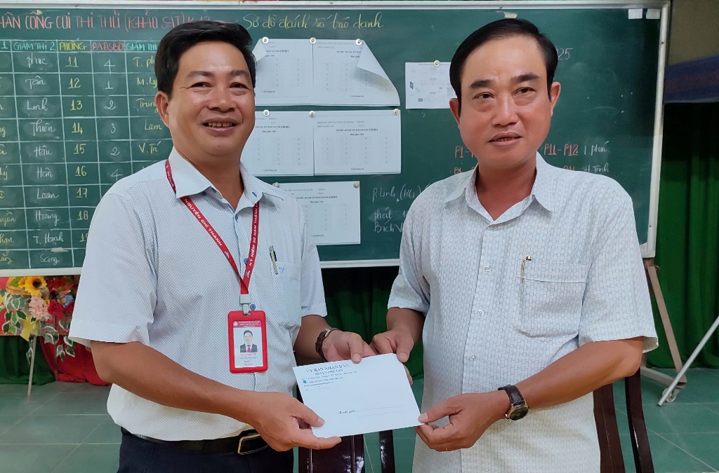 Lãnh đạo huyện Phú Tân kiểm tra công tác chuẩn bị Kỳ thi tuyển sinh 10 và THPT
