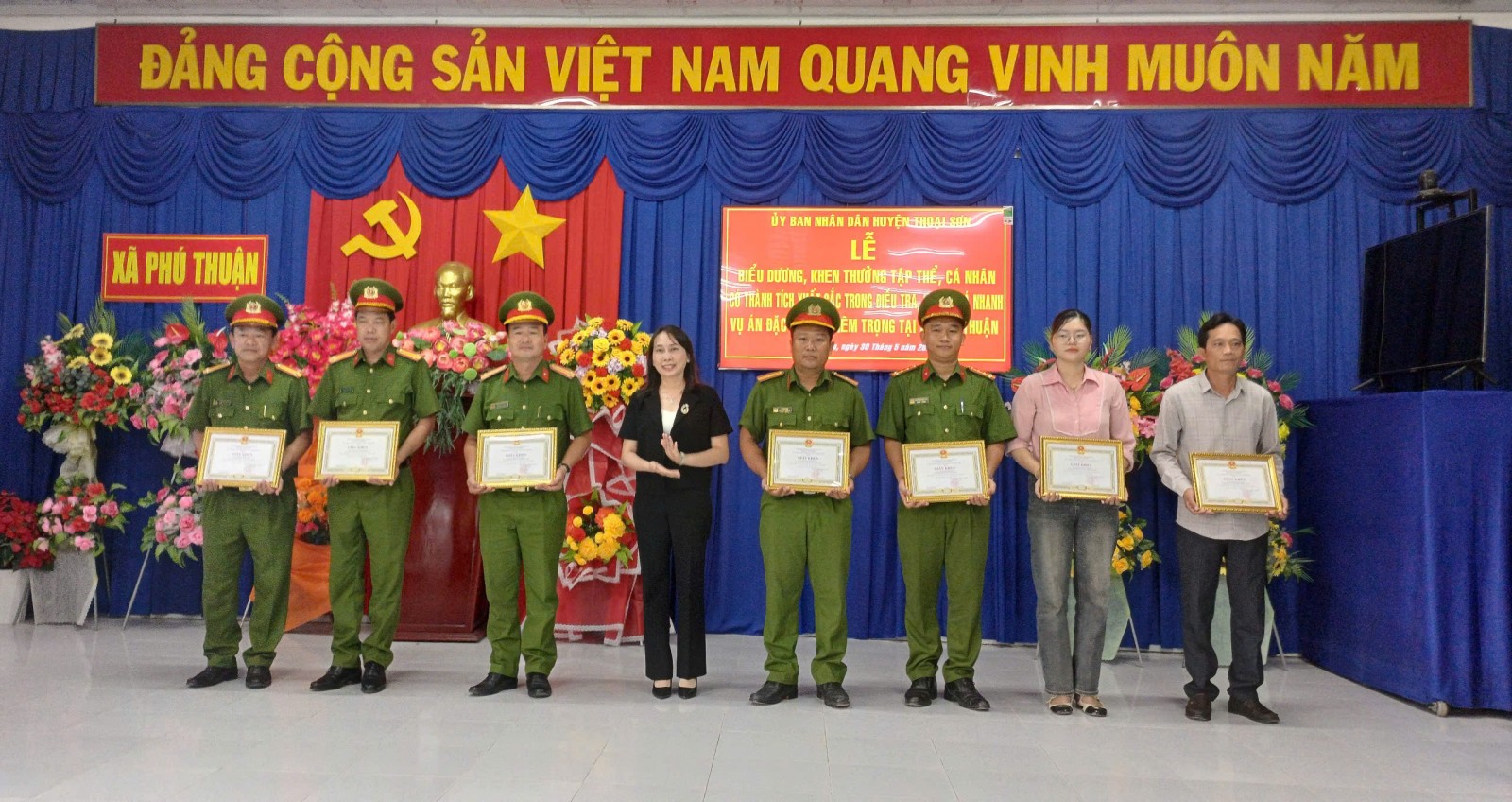 Khen thưởng tập thể, cá nhân trong điều tra, khám phá nhanh vụ án đặc biệt nghiêm trọng tại xã Phú Thuận