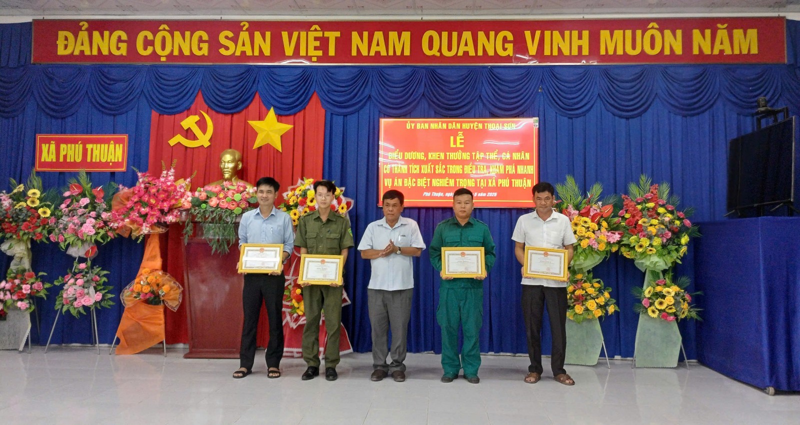 Khen thưởng tập thể, cá nhân trong điều tra, khám phá nhanh vụ án đặc biệt nghiêm trọng tại xã Phú Thuận