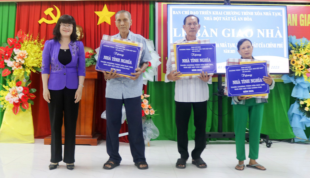 Xã An Hòa bàn giao 20 căn nhà Đại đoàn kết
