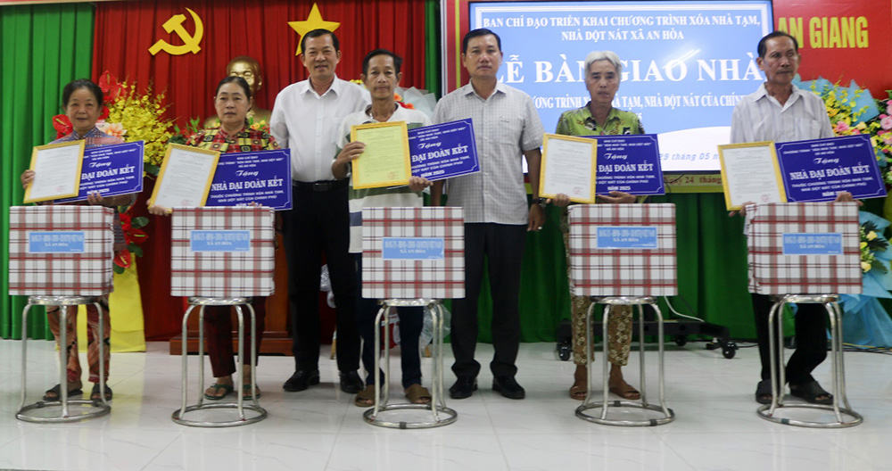Xã An Hòa bàn giao 20 căn nhà Đại đoàn kết