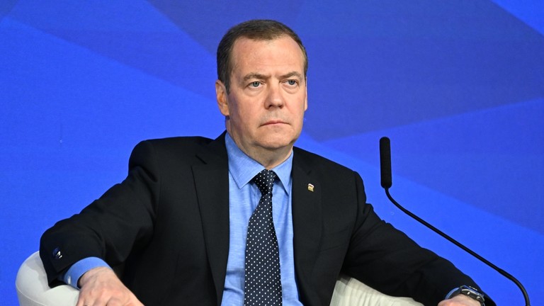 Ông Medvedev nêu lý do ông Zelensky muốn tổ chức cuộc gặp 3 bên với Nga, Mỹ