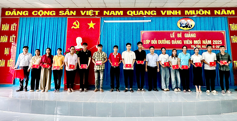 Tri Tôn tổ chức bế giảng Lớp bồi dưỡng lý luận chính trị dành cho đảng viên mới