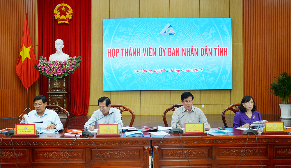 Chủ tịch UBND tỉnh An Giang Hồ Văn Mừng chủ trì họp thành viên UBND tỉnh