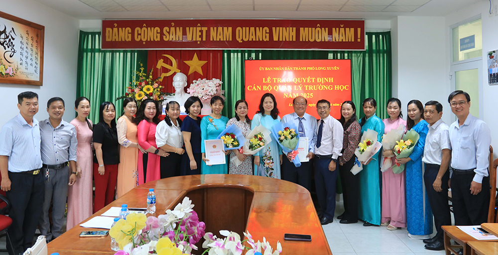 TP. Long Xuyên trao quyết định công tác cán bộ ngành giáo dục