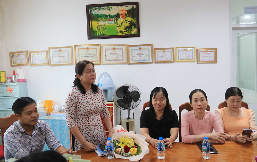 TP. Long Xuyên trao quyết định công tác cán bộ ngành giáo dục