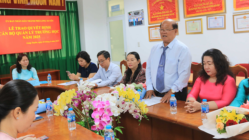 TP. Long Xuyên trao quyết định công tác cán bộ ngành giáo dục